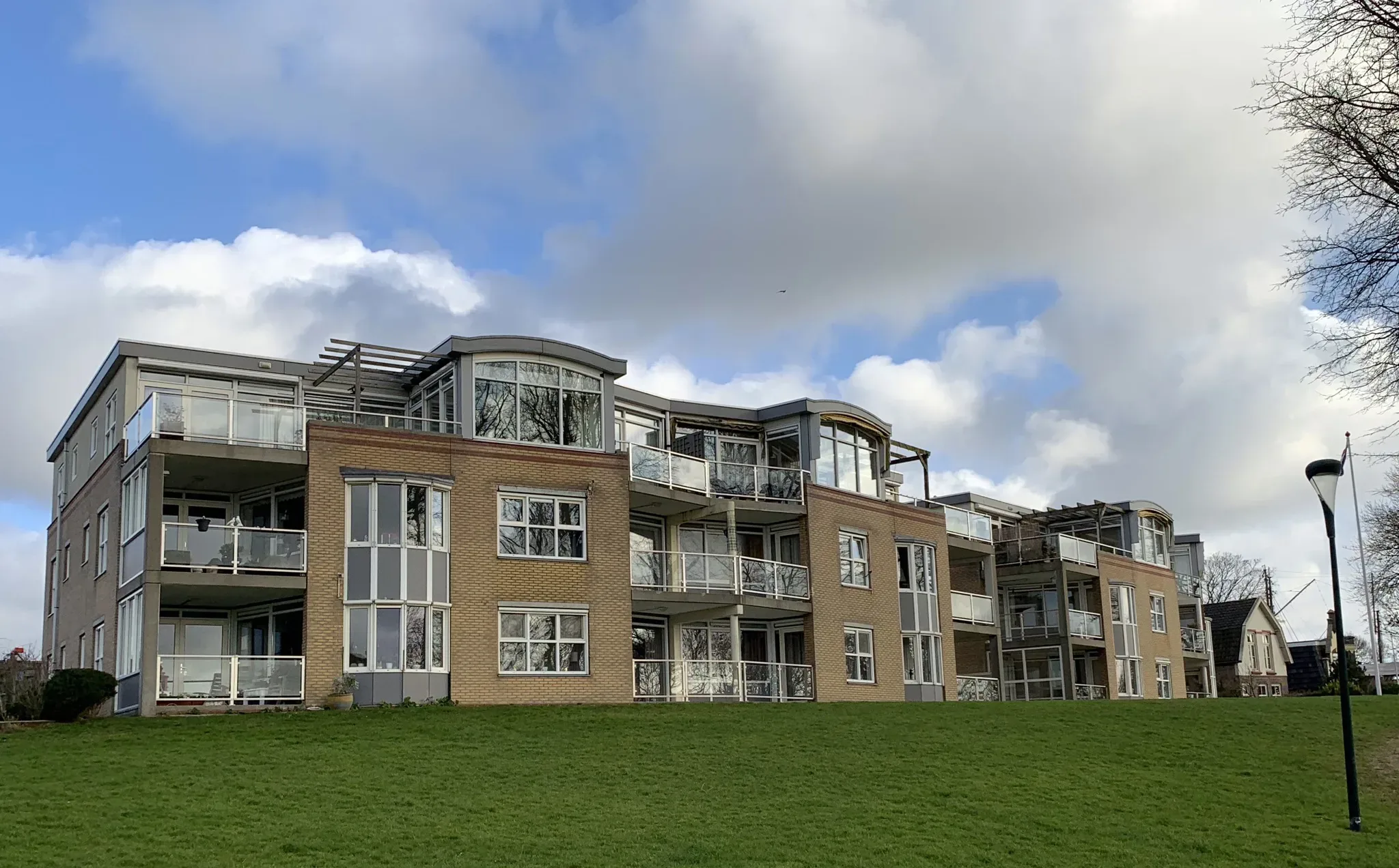 'Zeewaardige' balkons appartementencomplex in Harlingen