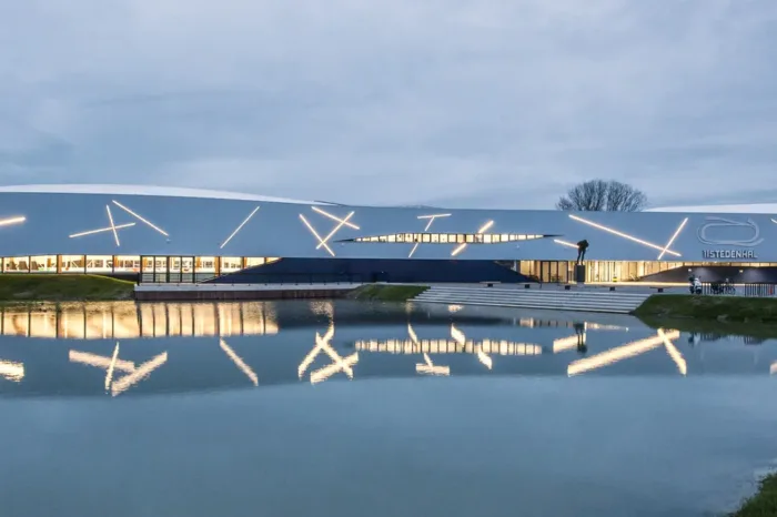 Elfstedenhal, Leeuwarden foto vanaf de weg