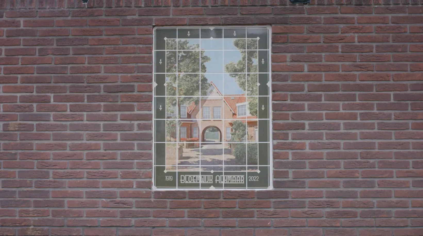 Onthulling van tegeltableau in de Bloemwijk van Alkmaar