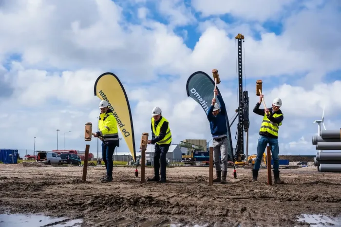 Biogasfabrieken SFP Group, Farmsum en Harlingen met houten hamer slaan