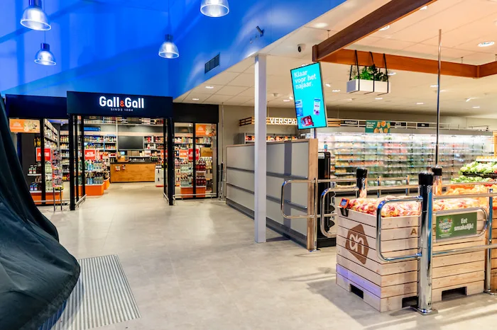 Binnenkant nieuwe winkel in Uithuizen
