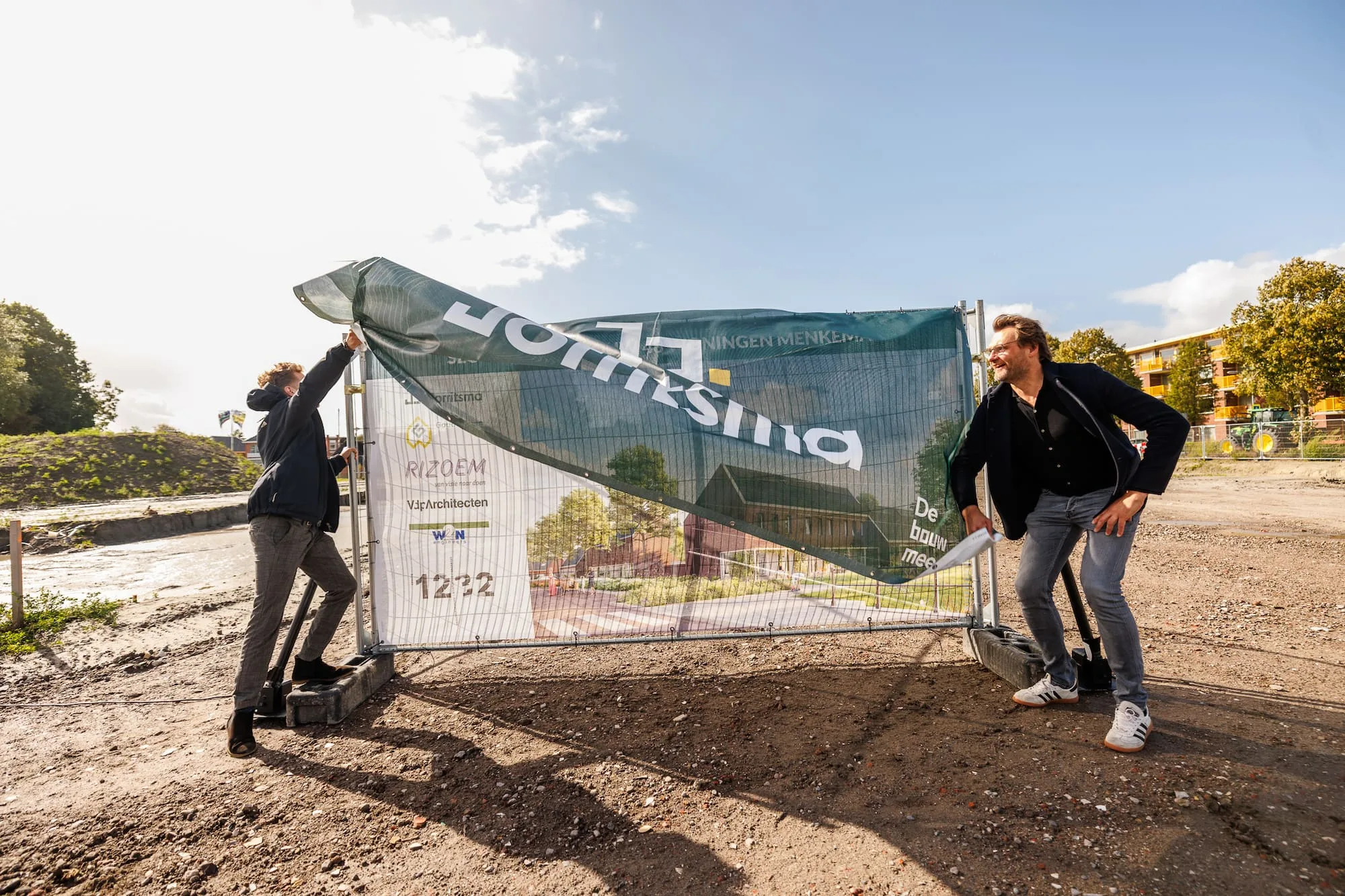 Onthulling bouwdoek sociale huurwoningen uithuizen voor Goud Wonen