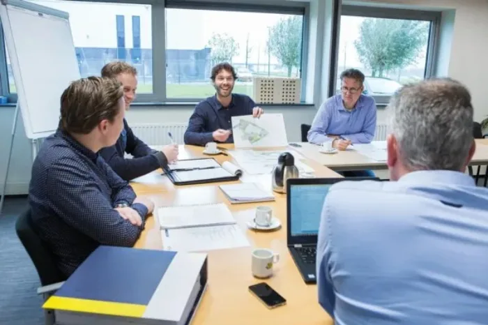 Bouwteam magazijn laten bouwen