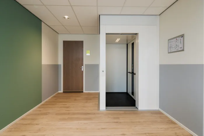 Hal en lift Indaver Groningen Kantoorpand