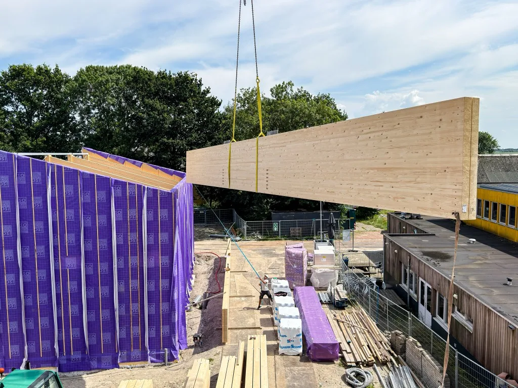 Hijsen van grote houtconstructies op bouwplaats Ten Post