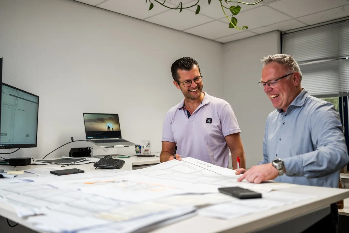 Collega's Emiel en Albert van calculatie en engineering