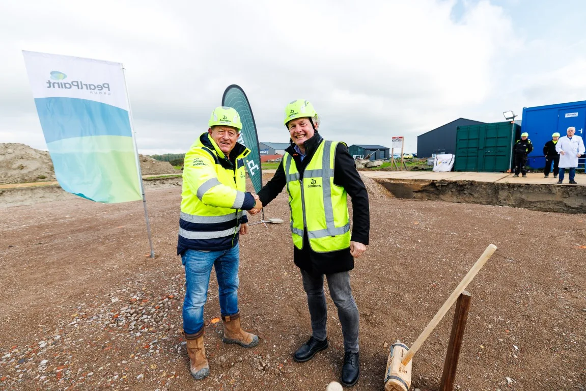 De CEO van PearlPaint Group Jan-Willem de Graaff en Divisiemanager Utiliteit & Industrie Diederik Damkat